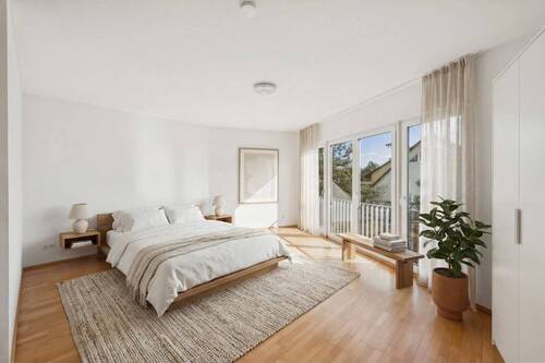 Schlafzimmer mit bodentiefen Fenstern 