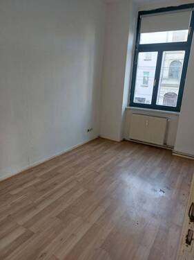 Wohnzimmer - 4 Zimmer Etagenwohnung in Magdeburg