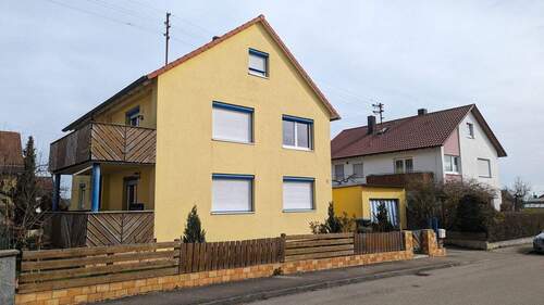 Hausansicht Front - 8 Zimmer Mehrfamilienhaus, Wohnhaus zum Kaufen in Giengen