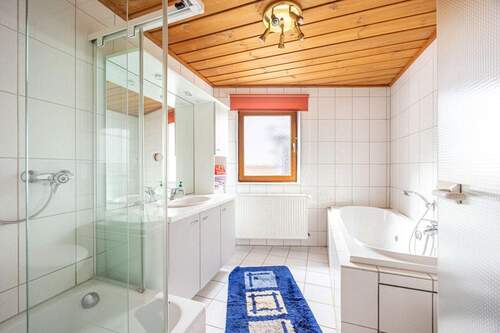 Badezimmer EG - Mehrfamilienhaus, Wohnhaus mit 208,00 m&sup2; in Benningen am Neckar zum Kaufen