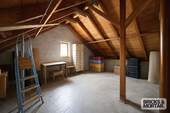 Dachgeschoss mit Ausbaupotenzial - 