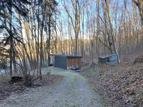 Geräteschuppen und Weg zum Grundstück - 