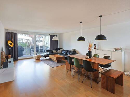 Lichtdurchfluteter Wohn- und Essbereich mit Balkon - Wohntraum auf 3,5 Zimmern: Großzügig, hell und modern