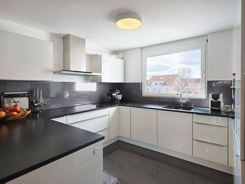Offene, helle Küche mit Glasfronten, Natursteinarbeitsplatte und elektr. Großgeräten - Etagenwohnung mit 110,00 m&sup2; in Schwieberdingen zum Kaufen