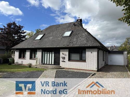 Straßenseite der Immobilie - Großzügiges Wohnen mit Charakter - ideal für ein oder zwei Einheiten