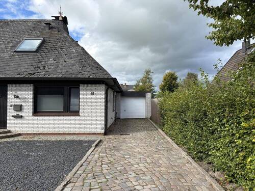Auffahrt mit Garage - 5 Zimmer Einfamilienhaus in Handewitt