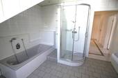Bad mit Wanne und Dusche - 