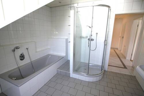 Bad mit Wanne und Dusche - 