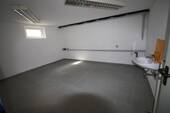ein Kellerraum mit Waschbecken - 
