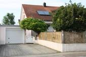 Eingang und Garage - 5 Zimmer Doppelhaushälfte zum Kaufen in Stammham