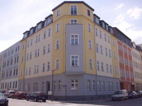 Gebäudeansicht - gemütliche 2-Raum Altbauwohnung mit Erker nähe Stadtzentrum