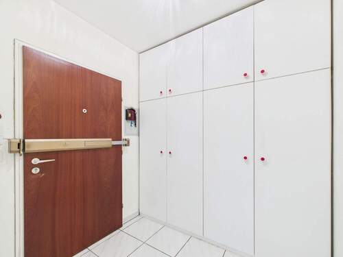 Eingangsbereich mit Einbauschrank - 