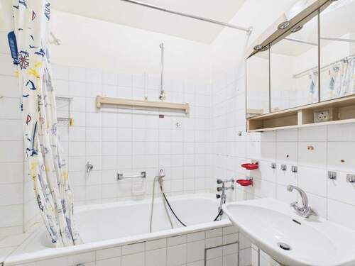 Innenliegendes Bad mit Wanne und Waschbecken - 