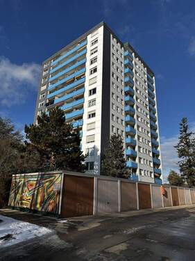 Hausansicht - Renovierte 2-Zimmer Wohnung mit Einbauküche, Balkon und PKW-Stellplatz