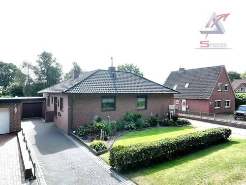 Auffahrt mit Garage - 