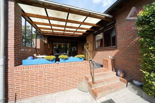 überdachte Terrasse für gemütliche Abende - Bungalow mit 110,00 m² in Westerstede / Ihausen zum Kaufen
