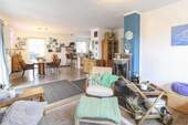 Wohnzimmer - Familientraum: 5-Zimmer EFH mit riesigem Garten und Erdwärmepumpe (Energieklasse B)