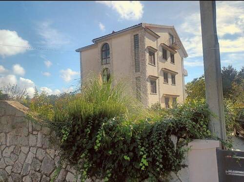 Mediterraner Stil mit Naturstein und Granit - Exklusives Mehrfamilienhaus - Mediterraner Baustil in Rijeka in Kroatien