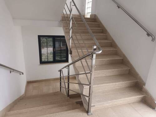 Lichtdurchflutetes Treppenhaus mit viel natürlichem Licht - 