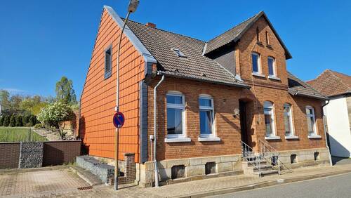 Objektansicht - 7 Zimmer Mehrfamilienhaus, Wohnhaus zum Kaufen in Grasleben