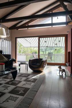 Wohnzimmer mit Blick auf Balkon - 