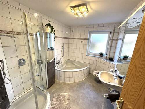 Bad im OG mit Dusche, Badewanne und WC - 
