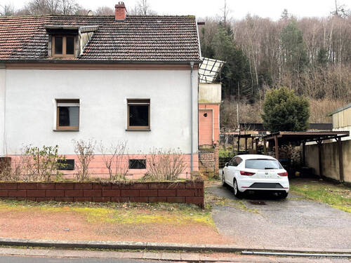 Frontansicht - Aus Bankverwertung! Wohnhaus mit Garten in ruhiger Wohnlage, direkt am Niederwürzbacher Weiher.