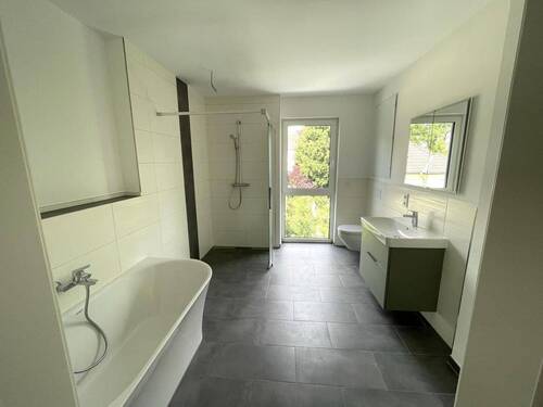 Bad (Weitwinkelaufnahme) - 3 Zimmer Etagenwohnung zur Miete in Radebeul