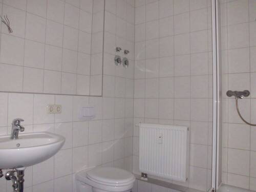 Bad (1).JPG - 3 Zimmer Etagenwohnung in Cottbus