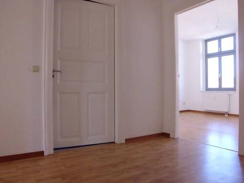 Flur mit Blick zu Bad und Schlafzimmer.JPG - 