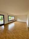 Wohnzimmer - Attraktive 4,5-Zimmer-Wohnung mit großem Garten, Terrasse und Garage