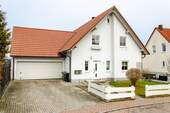 Westseite mit Garage - 