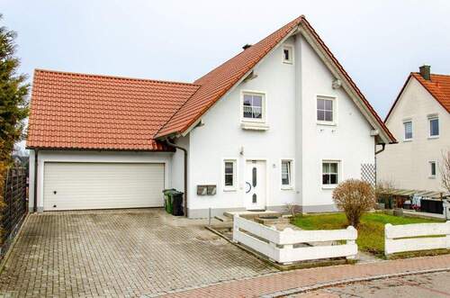 Westseite mit Garage - 