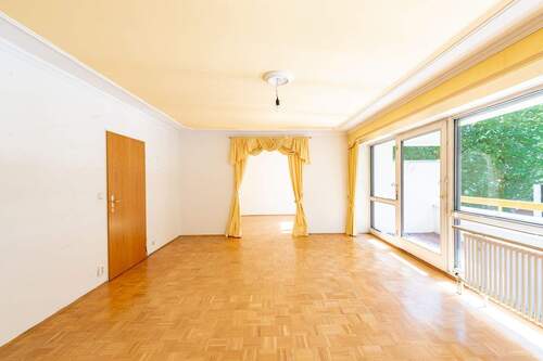 Wohnzimmer - 4 Zimmer Etagenwohnung in München