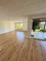 Großzügiges Wohnzimmer mit Zugang zur Terrasse - 4 Zimmer Einfamilienhaus in Veitsbronn
