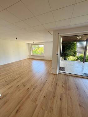 Großzügiges Wohnzimmer mit Zugang zur Terrasse - 4 Zimmer Einfamilienhaus in Veitsbronn
