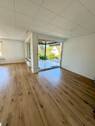 Großzügiges Wohnzimmer mit Zugang zur Terrasse - Einfamilienhaus mit 124,00 m&sup2; in Veitsbronn zur Miete