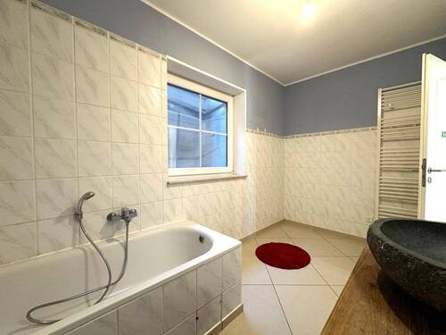 Das erste Wannenbad mit Fenster … - 