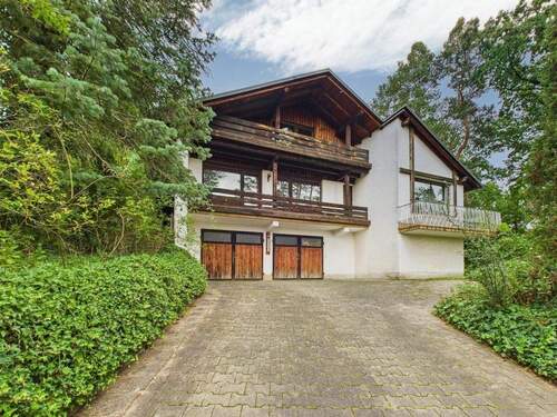 Hausansicht mit Zufahrt - 