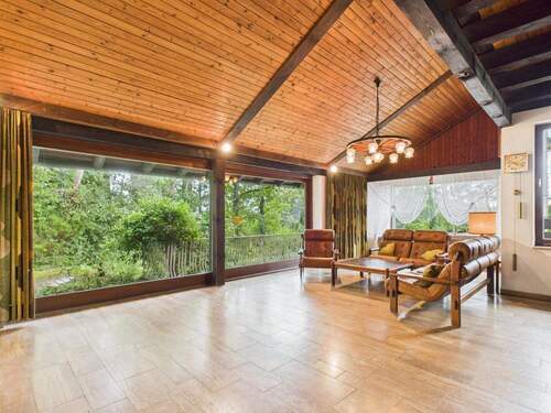 Lichtdurchflutetes Wohnzimmer mit Zugang zur Terrasse - 6 Zimmer Einfamilienhaus zum Kaufen in Georgensgmünd