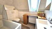 Badezimmer mit Wanne im OG - 