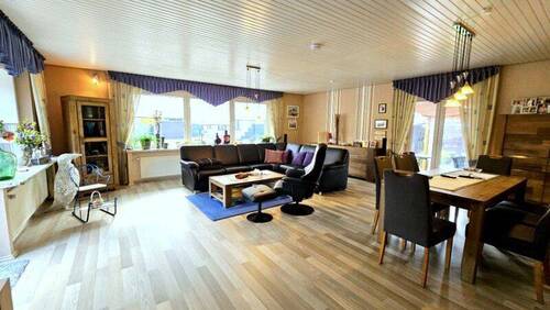 Lichterfülltes Wohnzimmer - 