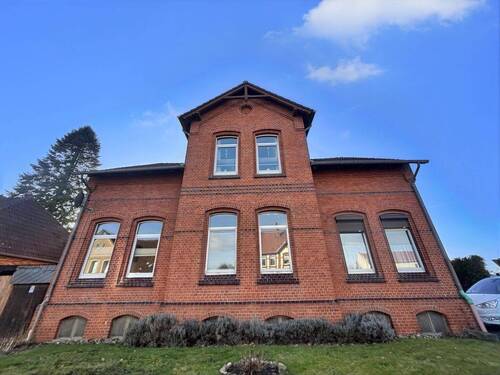 Vorderansicht - 9 Zimmer Mehrfamilienhaus, Wohnhaus zum Kaufen in Barsinghausen