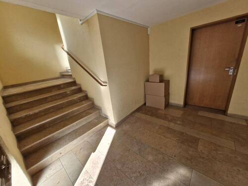 Eingangsbereich des Hauses mit Treppenhaus - 