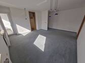 Wohnzimmer mit Zugang zur Loggia (Balkon) - 