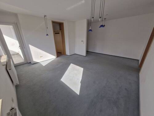 Wohnzimmer mit Zugang zur Loggia (Balkon) - 