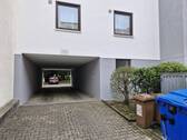 Durchfahrt zum parkähnlich angelegten Innenhof mit einigen Stellplätzen, #120946 - 