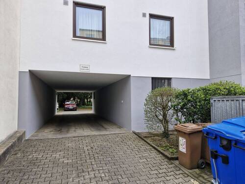 Durchfahrt zum parkähnlich angelegten Innenhof mit einigen Stellplätzen, #120946 - 