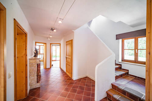 Flur mit Treppe zum OG - 