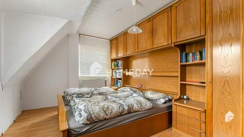 1. OG Schlafzimmer 1 - 